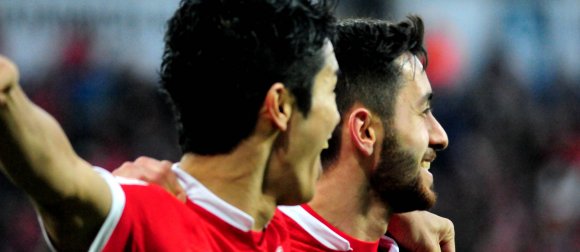 Doppel-Kopfsache: Yoshi Muto erzielte das 1:0 und jubelte mit Yunus Malli nach dessen Treffer zum 2:0.