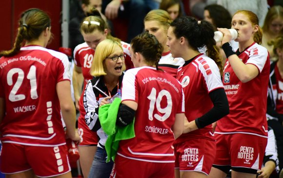 Das soll einmalig bleiben: Abteilungsleiterin Eva Federhenn coachte die FSG im Spiel gegen die DJK/MJC Trier. Am Montag soll schon der neuen Trainer übernehmen und natürlich auch beim nächsten Punktspiel in Herrenberg auf der Bank sitzen.
