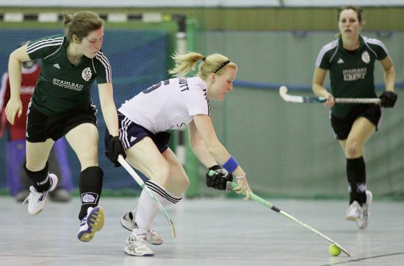 Amelie Neumann-Kleinpaul sichert den Ball gegen den Schläger ihrer Hanauer Gegenspielerin ab. So weit, so gut. Wenn die Mainzerinnen sich im Spiel nach vorne versuchten, bewegten sie sich allerdings oft viel enger an den Gegnerinnen als geplant.