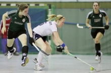 Amelie Neumann-Kleinpaul sichert den Ball gegen den Schläger ihrer Hanauer Gegenspielerin ab. So weit, so gut. Wenn die Mainzerinnen sich im Spiel nach vorne versuchten, bewegten sie sich allerdings oft viel enger an den Gegnerinnen als geplant.