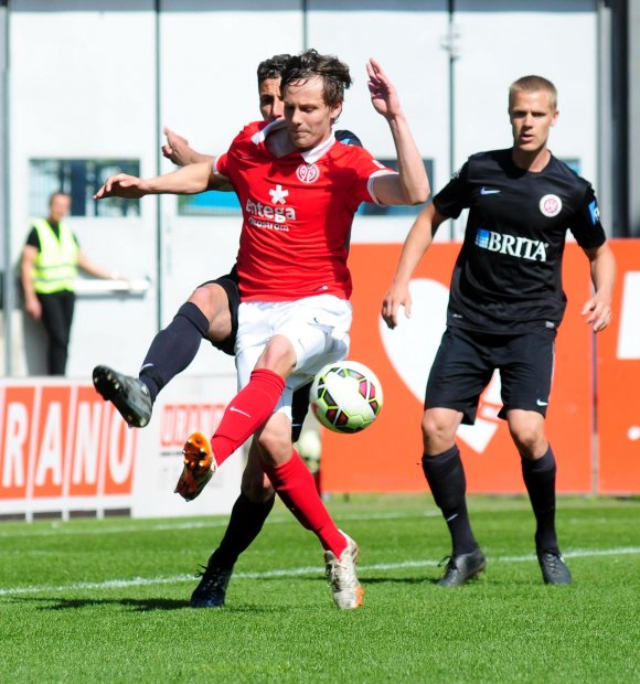 Tevin Ihrig machte mit Fabian Kalig in der Innenverteidigung ein starkes Spiel. Um den späten Rostocker Gegentreffer zu verhindern, fehlten den Mainzer ein paar Zentimeter Körpergröße.