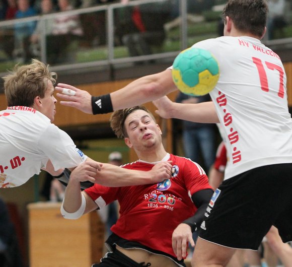 Erstmals in dieser Saison standen mit Debütant Patrick Ranzenberger und Philipp Kukula auf der Halben wieder zwei Linkshänder für die rechte Seite parat.