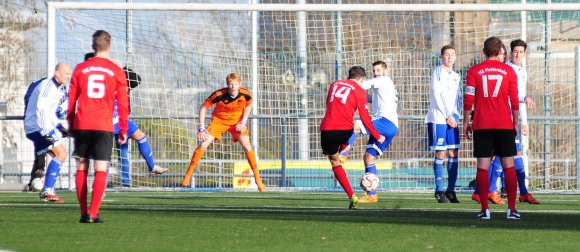 Aus diesem Freistoß entwickelte sich das 0:1: Schott-Torwart Patrick Manthe ließ den Ball prallen, TSG-Angreifer Andreas Buch ist zwar hier nicht im Bilde, reagierte aber am schnellsten und staubte ab.