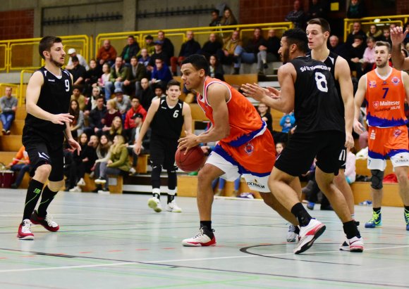 Da konnten sich die Tübinger formieren, wie sie wollten: Wenn Noe Trenz zum Korb ging, traf er auch. Der ASC-Center wies aus dem Feld eine makellose Bilanz von 13 Treffern bei 13 Versuchen auf.