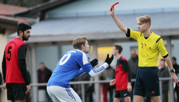Mark Schäfer mochte nicht glauben, was er da sah: Schiedsrichter Tim Kundel bedachte den Klein-Winternheimer Spielmacher wegen einer vermeintlichen Schwalbe mit der Ampelkarte.
