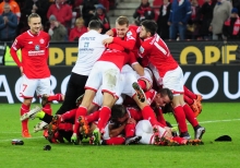 Pierre Bengtsson schaut sich den Pyramidenbau zu Bretzenheim aus sicherer Entfernung an. Seine Freude über den 2:1-Sieg gegen Eintracht Frankfurt war allerdings kaum kleiner als die der Mitspieler.