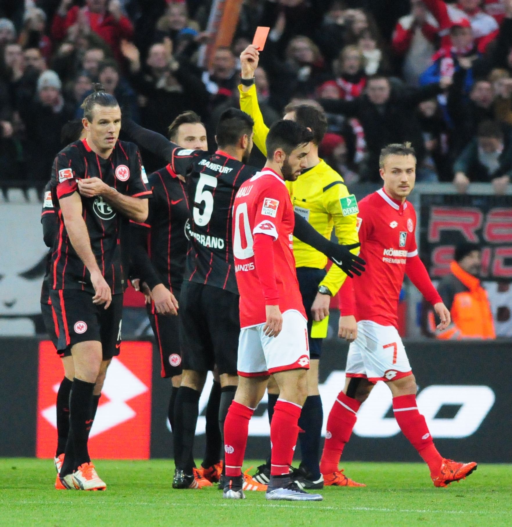 Als hilfreich für den FSV Mainz 05 wurde die Gelb-Rote Karte erachtet, die Schiedsrichter Bastian Dankert in der 40. Minute Alex Meier über die Nase hielt. Wie sich herausstellen sollte, profitierten die 05er nur eingeschränkt vom vorzeitigen Aus des Eintracht-Kapitäns.