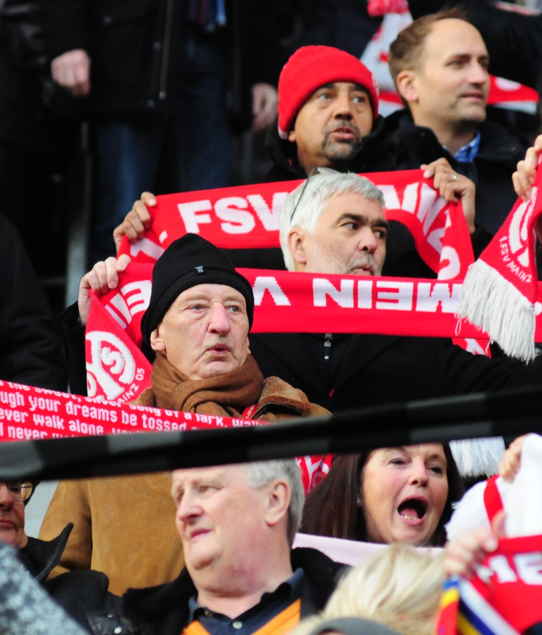 Singt er schon oder pfeift er noch? 05-Vizepräsident Peter Arens zitterte sich auf der Tribüne zum Derbysieg.