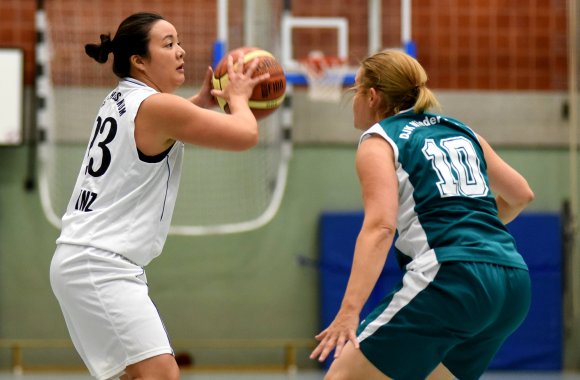Ist heiß auf das Spiel gegen den ATSV Saarbrücken: Christina Yuko Vogel (l.) will mit dem ASC Mainz II jetzt auch den Tabellendritten schlagen.