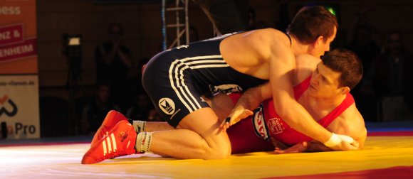 Balint Korpasi (u.) hat gegen Frank Stäbler noch zwei Rechnungen offen. Eine will der Ungar in Diensten des ASV Mainz 88 am Samstag begleichen.