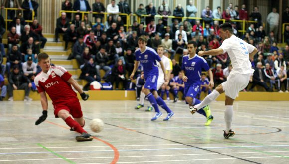 Die beiden Mainzer Oberligisten wurden beim vorigen Hallenturnier ihrer Favoritenrolle gerecht und zogen ins Finale ein, das der SV Gonsenheim (r. Arif Güclü) gegen den TSV Schott (mit Torwart Alexander Motz) im Neunmeterschießen für sich entschied. In diesem Jahr sind die Topvereine durch die weggebrochene Konkurrenz noch stärker favorisiert.