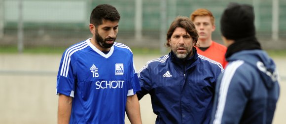 Defensivarbeit soll nicht nur die Aufgabe von Abwehrchef Murat Doymus (l.) und seinen Nebenleuten sein. Schott-Trainer Ali Kayhan Cakici (M.) wünscht sich in dieser Beziehung von der gesamten Mannschaft mehr Engagement.