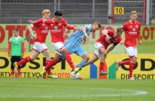 Sofort dazwischengehen, wenn der Gegner nach vorne spielen will: So wie Devante Parker und Daniel Bohl hier den Chemnitzer Marcel Kaffenberger stoppen, sollen sie es auch am Samstag gegen Energie Cottbus tun.