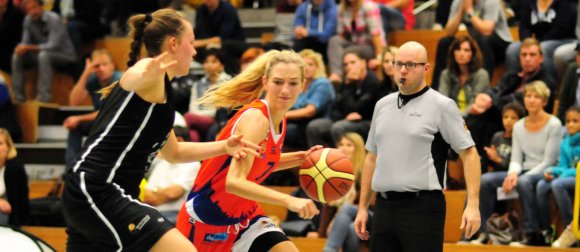 Aus dem Nichts in die Starting Five: Ex-Kapitänin Lilian Koch (r.) half bei ihrer Rückkehr ins Zweitligateam des ASC, die Mannschaft zu stabilisieren.