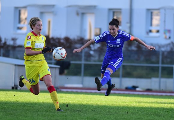 Linksverteidigerin Deniz Özer klärt vor Maximiliane Rall: Die Schott-Hintermannschaft wankte nicht.