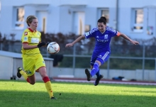 Linksverteidigerin Deniz Özer klärt vor Maximiliane Rall: Die Schott-Hintermannschaft wankte nicht.