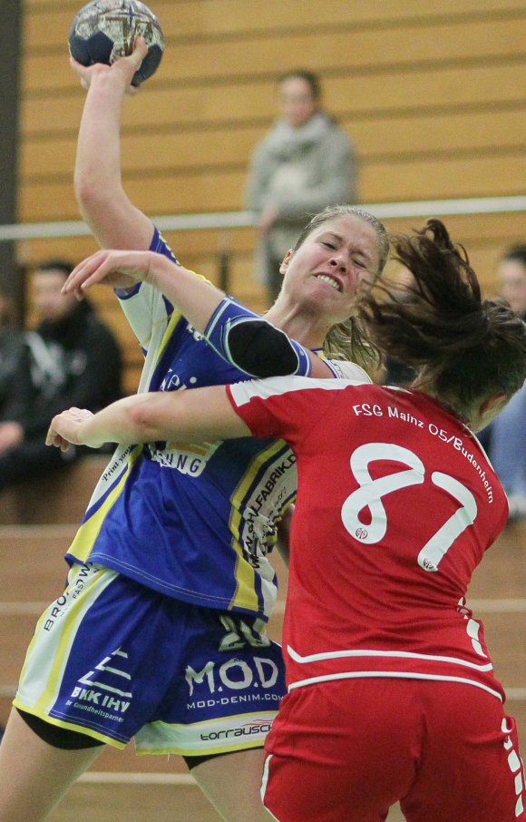 In einem schwachen Bretzenheimer Angriff in Friesenheim, der von der Vielzahl der erarbeiteten Gegenstoßgelegenheiten lebte, bedeuteten die neun Tore von Juliane Dold (l., gegen FSG-II-Spielerin Johanna Holstein) mehr als ein Drittel der Miete für den Auswärtssieg.