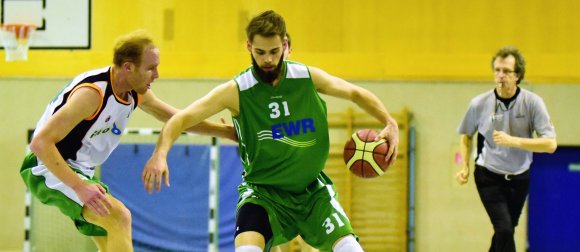 Nicolas Wolff (r., hier im Spiel gegen den SC Lerchenberg) milderte die Nieder-Olmer Frustration mit 17 Punkten.