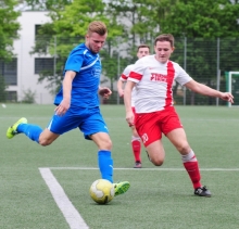 Für Krystian Borowski (l.) war in Rieschweiler schon nach 20 Minuten Schluss. Weil der Mombacher Stürmer gelb-rot-gefährdet war, holte Trainer Thomas Eberhardt ihn sicherheitshalber vom Feld.