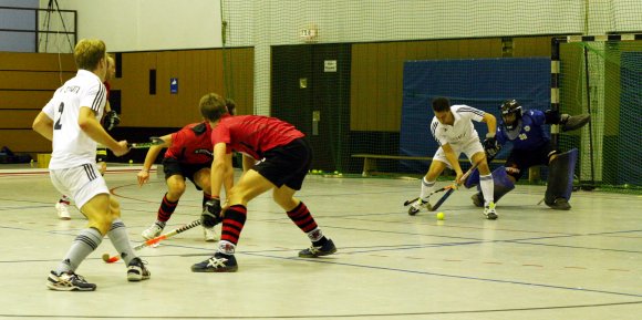 Das 2:1 kam durch die Mitte: Nils Roth (l.) hat den Passweg durch zwei Frankfurter Verteidiger hindurch auf Lennart Baus gefunden. Der Neuzugang im TSV-Trikot dreht sich gleich und schiebt am Gästekeeper Strovnik vorbei ins Tor.