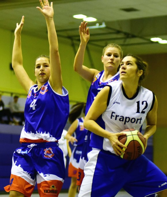 Kommt zum richtigen Zeitpunkt in Form: Natascha Blank (r., hier im Spiel gegen den ASC II miz Hannah Finke und Amina Pinjic) war im Spiel beim FCK mit 18 Punkten die Lerchenberger Topscorerin.