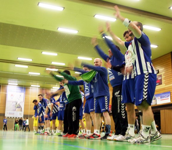 Die Welle machten die Spieler der Sportfreunde Budenheim nach dem 30:26-Heimerfolg gegen den VTV Mundenheim im Februar. Allerdings schlossen die Ludwigshafener am Ende als Vierter um vier Punkte und einen Platz besser ab als Axel Schneiders Team. Nun sehen sie sich beide als Topvertreter der Liga wieder.
