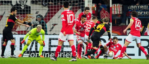 Verteidigung mit Mann und Maus: Der sitzende Niko Bungert verhindert im Pulk von Mitspieler eine Abschlusschance von Alexandru Maxim.