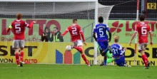 Glück hatten die 05er in der 90. Minute, dass Finn Wirlmann (Nummer 31) diesen Ball am langen Pfosten vorbeischoss.