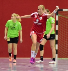 Luftsprünge: Laura Spatz durfte sich nicht nur über viele Tore ihrer Mannschaft, davon sechs duch sie, erfreuen, es waren auch immer wieder einige sehr schön herausgespielte Treffer dabei.