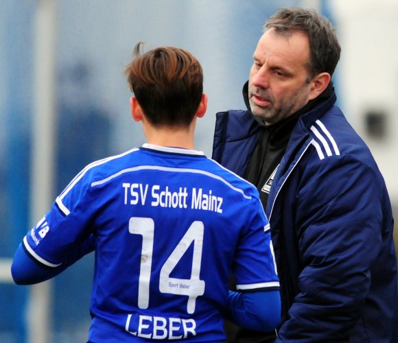 „Hättste den nicht reinmachen können…?“ Diese Frage stellte Thorsten Lamers seiner Stürmerin Annika Leber nicht...