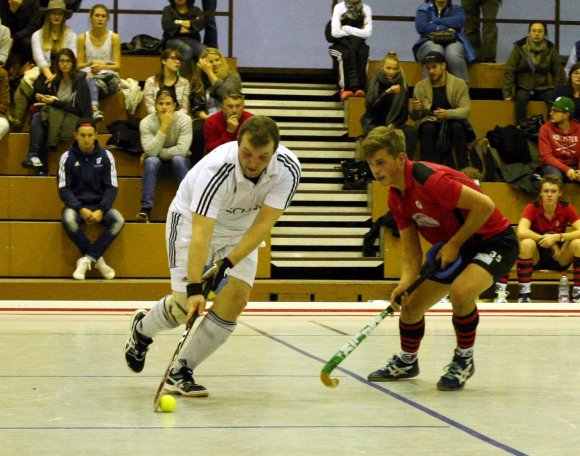 Julius Mundt (l.) zeigt sich weiter sehr treffsicher bei den Standards wie aus dem Spiel. In Hanau trug er mit einem Doppelpack zur 6:3-Zwischenstand bei.