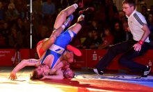 Kiril Terziev (rechter Kopf, linke Hüfte) dachte überhaupt nicht daran, einen einfachen Sieg zu landen, der den 88ern zum Einzug ins Halbfinale gereicht hätte. Im letzten Kampf des Abends gab er gegen Lennard Wickel keine Ruhe, bis er die Wertungen für einen technisch überhöhten Punktsieg zusammenhatte.