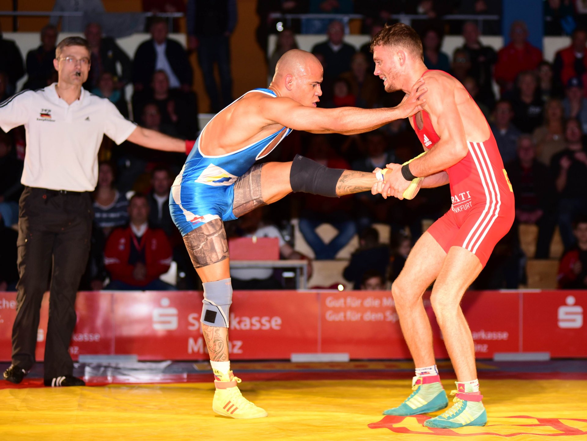 ... gegen Ende der zweiten Runde schob Sefaj den Luckenwalder langsam von der Matte, was auch wertvolle Sekunden brachte.