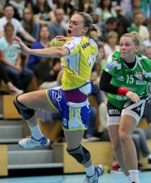 Tempo machen und den Gegnerinnen davonrennen: Was im Spitzenspiel gegen den TV Beyeröhde nicht recht klappte, war nun in Solingen Basis des Erfolgs. Julia Veeck (Foto) kam auf sieben Feldtore und wurde dabei von Kristin Gärtner (8) noch übertroffen.