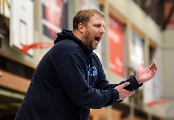 Manchmal regt sich Alexander Heidbrink am Spielfeldrand auf, hin und wieder gibt's auch mal ein Technisches Foul. Mit der Leistung seiner Mannschaft im Jahr 2015 allerdings ist der ASC-Trainer vollauf zufrieden.