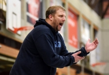 Manchmal regt sich Alexander Heidbrink am Spielfeldrand auf, hin und wieder gibt's auch mal ein Technisches Foul. Mit der Leistung seiner Mannschaft im Jahr 2015 allerdings ist der ASC-Trainer vollauf zufrieden.