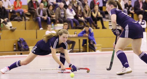 May stoppt, Bohrer schießt: Zweimal traf Standardspezialistin Sina Bohrer (r.) für den TSV Schott beim Hinspielsieg gegen Aufsteiger Kreuznacher HC nach einer kurzen Ecke ins Tor. May traf später aus dem Spiel heraus zum 4:0-Endstand. Zum Jahresabschluss geht es am Samstag zum ersten Rückspiel der Hallenrunde zum Konkurrenten