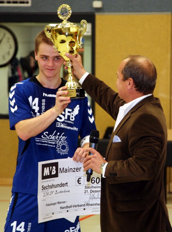Im vergangenen Jahr sicherten sich die Sportfreunde Budenheim (l. Fabian Racky) den HVR-Pokal durch einen 37:36-Seg über die SG Saulheim. Auch in diesem Jahr wird HVR-Präsident Klaus Kuhn den Pott überreichen. Es könnte aber sein, dass der Wettbewerb zumindest bei den Männern in dieser Form letztmalig augetragen wird.