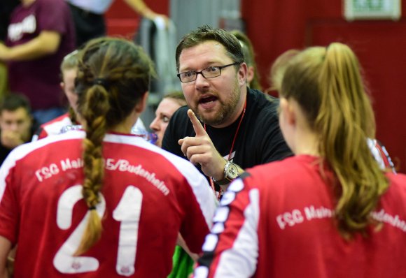 Zwei Spiele auf der Bank, zwei Siege: Für Thomas Zeitz verlief der Einstieg als Trainer der FSG Mainz 05/Bretzenheim punktetechnisch optimal. Weniger an der Leistung der Mannschaft bei Schlusslicht SG 09 Kirchhof als am mangelnden Durchhaltevermögen der Gastgeber lag es jedoch, dass trotz des fehlenden Angriffserfolgs der Sieg bei den Nordhessen möglich wurde.