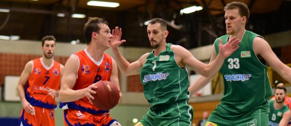 Da muss man erst mal vorbeikommen: Ilja Ickert hatte es in dieser Szene mit Milan Kolovrat und dem lettischen Hünen Martins Abele (r.) zu tun.