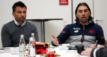 Ganz entspannt schon vor dem Weihnachtsfest: Die 0:2-Niederlage des FSV Mainz 05 bei Hertha BSC ändert nichts an der positiven Hinrundenbilanz von Manager Christian Heidel und Trainer Martin Schmidt. Die Spieler durften sich noch am Sonntagabend in eine zehntägige Weihnachtspause verabschieden.