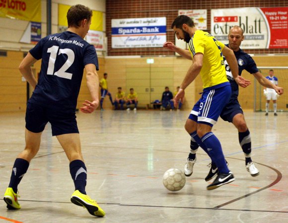 Schott-Stürmer Can Özer wird gleich nach innen ziehen und den Führungstreffer gegen den FC Livingroom erzielen...