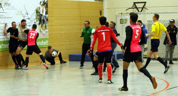 Die Eskalation: Der Marienborn Marius Weiner (l.) wird nach einem wutenbrannten Ausflug auf die Tribüne von Italclub-Spielern angestürmt.