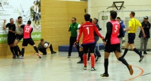 Die Eskalation: Der Marienborn Marius Weiner (l.) wird nach einem wutenbrannten Ausflug auf die Tribüne von Italclub-Spielern angestürmt.
