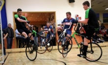 Sehr ordentlich verkauften sich Fabian (l.) und Jonas Gebhard beim Turnier ihres RSV Klein-Winternheim unter den kritischen Blicken ihres Vaters und Trainers Andreas Gebhard (hinten links).