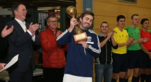 Im Stadtteil bleibt er, aber den Verein wechselt der Pott: Schott-Kapitän Marco Senftleben stemmt den Siegerpokal, den ihm Oberbürgermeister Michael Ebling (l.) übergeben hat, nach einem 12:0-Kantersieg im Finale gegen die TSG Hechtsheim in die Höhe.