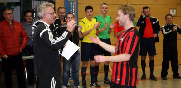 Trotz der geringen Teilnehmerzahl und des Schreckens vom Samstag war Kreisschiedsrichterobmann Gerhard Ott (l.), hier bei der Siegerehrung mit dem Vertreter der zweitplatzierten TSG Hechtsheim, Steffen Jennerke, mit dem Finaltag wie mit dem 37. Hallenturnier der KSV insgesamt zufrieden.