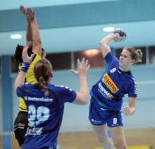 Lea Schuhknechts (r.) Tore hielten die SG TSG/DJK Bretzenheim beim BSV Sachsen Zwickau trotz permanenter Rückstände lange im Spiel. Doch wie gehabt, reichte es am Ende nicht einmal für wenigstens einen Ermunterungspunkt zum Abschluss der Auswärtspartien der Hinrunde.