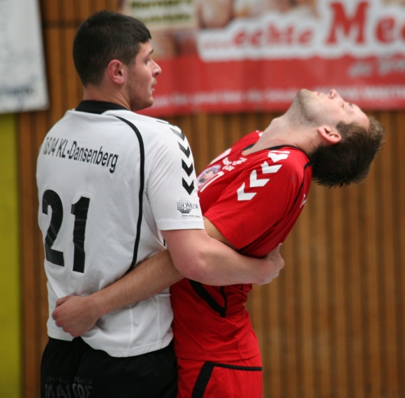 Kein Schmusehandball nach dem Klassenverbleib, sondern nur eine Momentaufnahme: Christian Gettert (r.) in den Armen des Dansenbergers Todor Ruskov