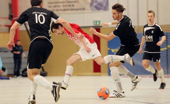 Im Halbfinale der Futsal-Kreismeisterschaft scheiterte Gastgeber FSV Saulheim (l. Christian Kröhl, r. Daniel Weyl) nach torlosen zwölf Minuten im Halbfinale an HNK Croatia Mainz (Mitte: Ante Zivko) im Sechsmeterschießen.